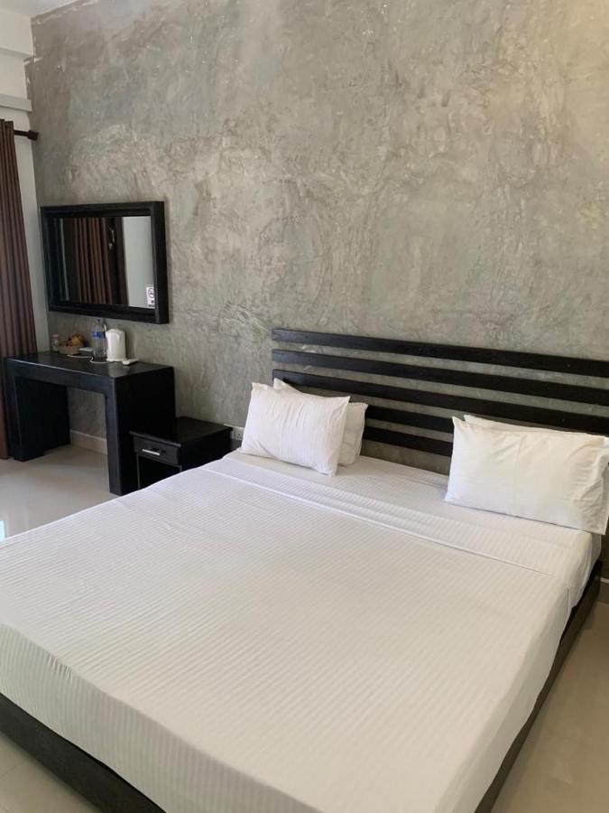 Sunrise Palace Negombo Esterno foto